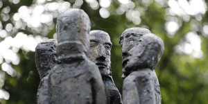 Beitragsbild des Blogbeitrags “Gebundene” – Plastik von Dieter Schmidt – Erinnerungsstätte Lager Weyer / Innviertel