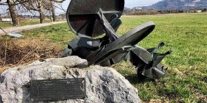 Beitragsbild des Blogbeitrags NS-Mahnmal der Radiofabrik schwer beschädigt