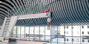 Beitragsbild des Blogbeitrags „Shakespeare im Pool: Golden Lads & Girls“