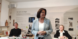 Beitragsbild des Blogbeitrags Literaturfrühstück im Torf-Glas-Ziegel-Museum
