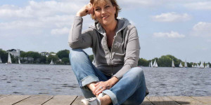Beitragsbild des Blogbeitrags Dora Heldt: Drei Frauen und ein falsches Leben