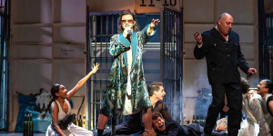 Beitragsbild des Blogbeitrags „Die Fledermaus“ – Champagner entschuldigt vieles