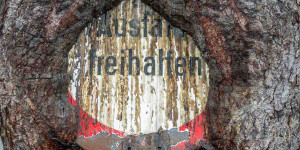 Beitragsbild des Blogbeitrags Verkehrszeichen CO2-neutral entsorgen