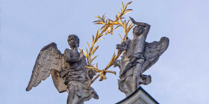 Beitragsbild des Blogbeitrags Engel halten goldenen Kranz