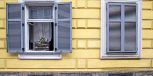 Beitragsbild des Blogbeitrags Das Fenster – Ein Lichtdurchlass und ein Begegnungsort
