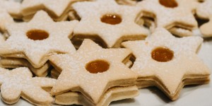 Beitragsbild des Blogbeitrags Vegane Weihnachtskekse backen – meine 5 Lieblingsrezepte