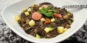 Beitragsbild des Blogbeitrags Winterlicher Linseneintopf mit Würstchen 