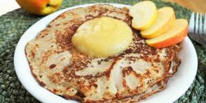 Beitragsbild des Blogbeitrags Gesunde Buchweizenpalatschinken mit Apfelmus 