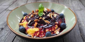 Beitragsbild des Blogbeitrags Frühstücksrezept! Süße Polenta mit Heidelbeeren und Mandeln 
