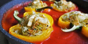 Beitragsbild des Blogbeitrags Vegetarisch gefüllte Paprikaschiffe im Tomatenmeer 