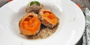 Beitragsbild des Blogbeitrags Marillenknödel im Süßkartoffelteig mit Mandelbrösel 
