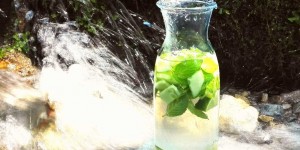 Beitragsbild des Blogbeitrags Mit Wasser zu schöner, praller Haut! 10 wertvolle Tipps für die Umsetzung im Alltag 