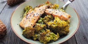 Beitragsbild des Blogbeitrags Teriyaki-Wildlachs mit Brokkoli und Sojabohnen