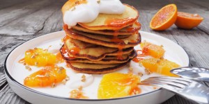 Beitragsbild des Blogbeitrags Soulfood! Orangen-Buchweizen-Pancakes mit Kokosjoghurt 