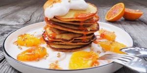 Beitragsbild des Blogbeitrags Soulfood! Orangen-Buchweizen-Pancakes mit Kokosjoghurt