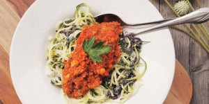 Beitragsbild des Blogbeitrags Fleischlose Bolognese auf Zucchininudeln