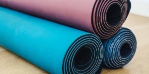 Beitragsbild des Blogbeitrags So findest du die richtige Yogamatte – 8 Tipps zum Yogamattenkauf