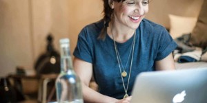 Beitragsbild des Blogbeitrags Yogablogger im Interview: Rebecca von Fuck Lucky Go Happy