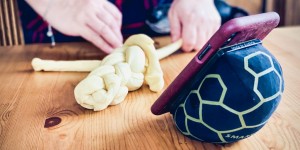 Beitragsbild des Blogbeitrags SmartTurtle – das ultimative Handy- und Tabletkissen