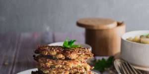 Beitragsbild des Blogbeitrags Klassisches Kohlrabigemüse mit Gersten-Karotten-Laibchen