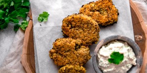 Beitragsbild des Blogbeitrags Mungobohnenlaibchen mit Chili-Kokos-Skyr Dipp 