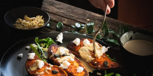 Beitragsbild des Blogbeitrags Ofen-Süßkartoffel mit Tahini Soße und veganem Feta