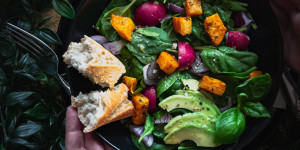 Beitragsbild des Blogbeitrags Sommersalat mit gerösteten Süßkartoffeln