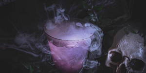 Beitragsbild des Blogbeitrags Halloween Cocktail – Glitzerndes Gin Tonic 