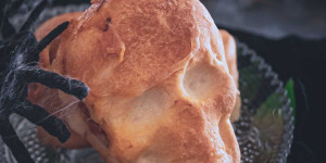 Beitragsbild des Blogbeitrags Wie du dein Halloween Buffet ganz einfach aufpeppst – Pizza Bites Totenköpfe