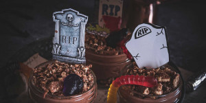 Beitragsbild des Blogbeitrags Wie du essbare Gräber für dein Halloween Buffet machst 
