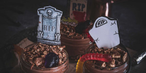 Beitragsbild des Blogbeitrags Wie du essbare Gräber für dein Halloween Buffet machst