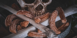 Beitragsbild des Blogbeitrags Pumpkin Spice Churros – mit Erdbeersoße 