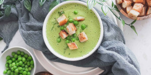 Beitragsbild des Blogbeitrags Cremige Erbsensuppe mit Minze