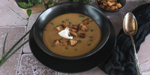 Beitragsbild des Blogbeitrags Brotsuppe – Schenk den Brotscherzerln neues Leben