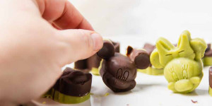 Beitragsbild des Blogbeitrags Cashewbutter-Schokoladen-Cups Mickey Style