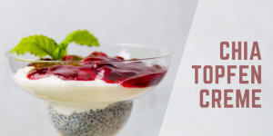 Beitragsbild des Blogbeitrags Chia-Topfencreme mit Beerenmus