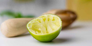 Beitragsbild des Blogbeitrags Grüner Eistee mit Minze und Limette a la Disneyland