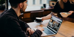 Beitragsbild des Blogbeitrags In 3 Schritten zur erfolgreichen Künstler:innen Website