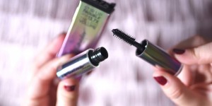 Beitragsbild des Blogbeitrags Urban Decay Mascara Troublemaker, Review und Tragebilder