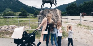 Beitragsbild des Blogbeitrags Familotel: Eintauchen in die Pferde- und Babywelt