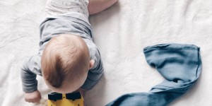 Beitragsbild des Blogbeitrags Wickeln: Der Unterschied zwischen Mädchen und Buben – SATIRE