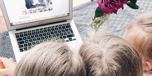 Beitragsbild des Blogbeitrags Mamakolumne: Der Medienkonsum und lustige Siri-Antworten