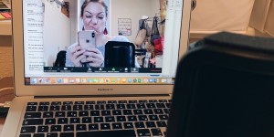 Beitragsbild des Blogbeitrags Momfluencer Podcast: Von der Schimpfdiät bis hin zu Reichweiten-Tipps, Dani Gaigg im Interview