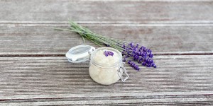 Beitragsbild des Blogbeitrags DIY: Super weiche Haut mit Lavendel Bodypeeling