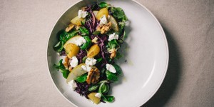 Beitragsbild des Blogbeitrags Lauwarmer Wintersalat mit Blaukraut und Nüssen 