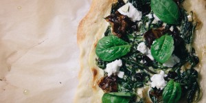 Beitragsbild des Blogbeitrags Flammkuchen (Grundrezept) mit Spinat und Cranberrys