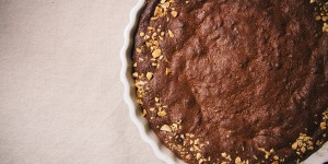Beitragsbild des Blogbeitrags Schokoladentarte mit Macarons-Knusper: Das Glück ist ein Kuchen 