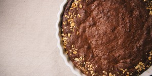 Beitragsbild des Blogbeitrags Schokoladentarte mit Macarons-Knusper: Das Glück ist ein Kuchen