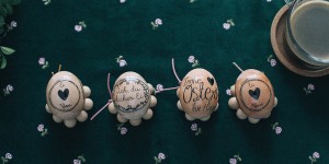 Beitragsbild des Blogbeitrags Ein Oster-DIY: Reduzierter Osterkranz und Eierbecher aus Holz 