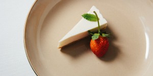 Beitragsbild des Blogbeitrags Warmer Sommerregen in einem Rezept: Holunder-Joghurt Törtchen